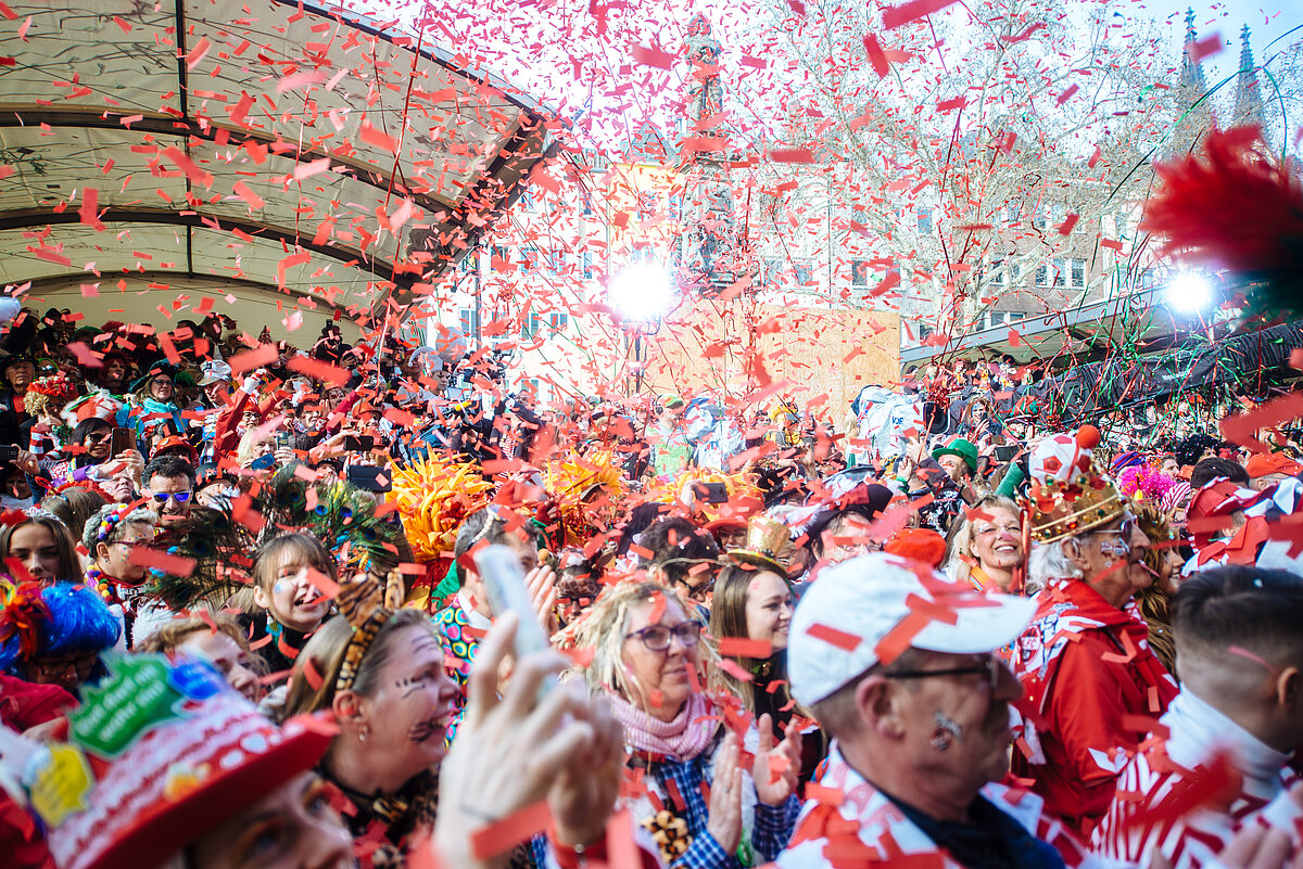 Volle Tribünen Köln Karneval. Konfettischnipsel fliegen durch die Luft, es wird gefeiert.