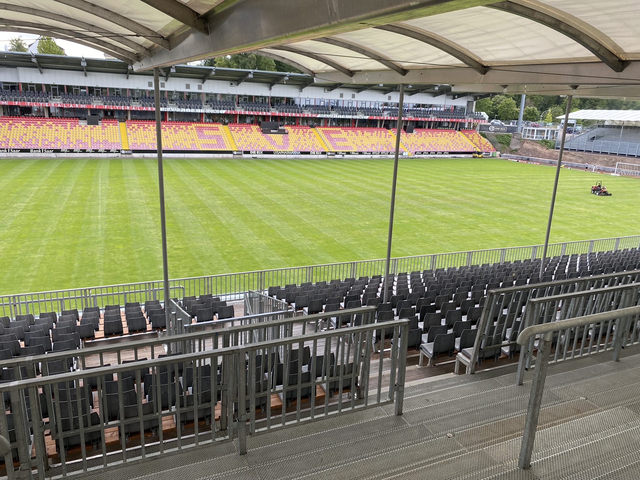 Leere Tribüne, aufgebaut von TS-Tribünen für die 2. Fußball-Bundesliga